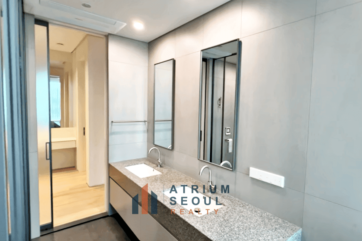 Modern Bath room Acro Seoul Forest 3BR Apartment for Rent Seoul Forest & Han River view , Seoul - Atrium Seoul Realty