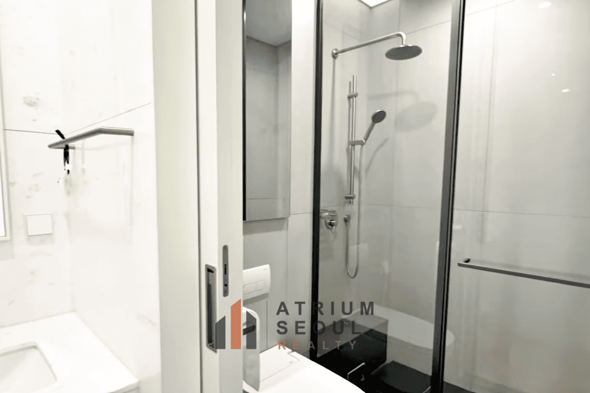 Modern Bath room Acro Seoul Forest 3BR Apartment for Rent Seoul Forest & Han River view , Seoungsu, Seoul - Atrium Seoul Realty