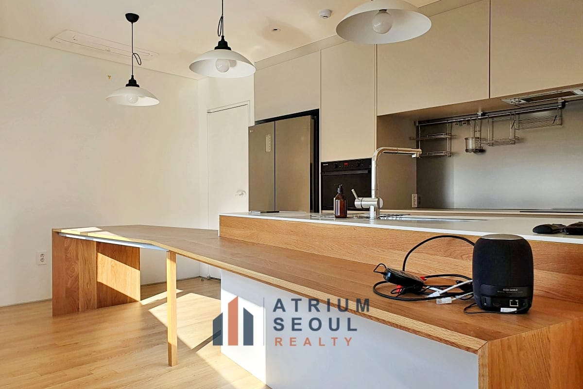 Modern Kitchen at Recently Renovated apartment For rent in French Village Seoul