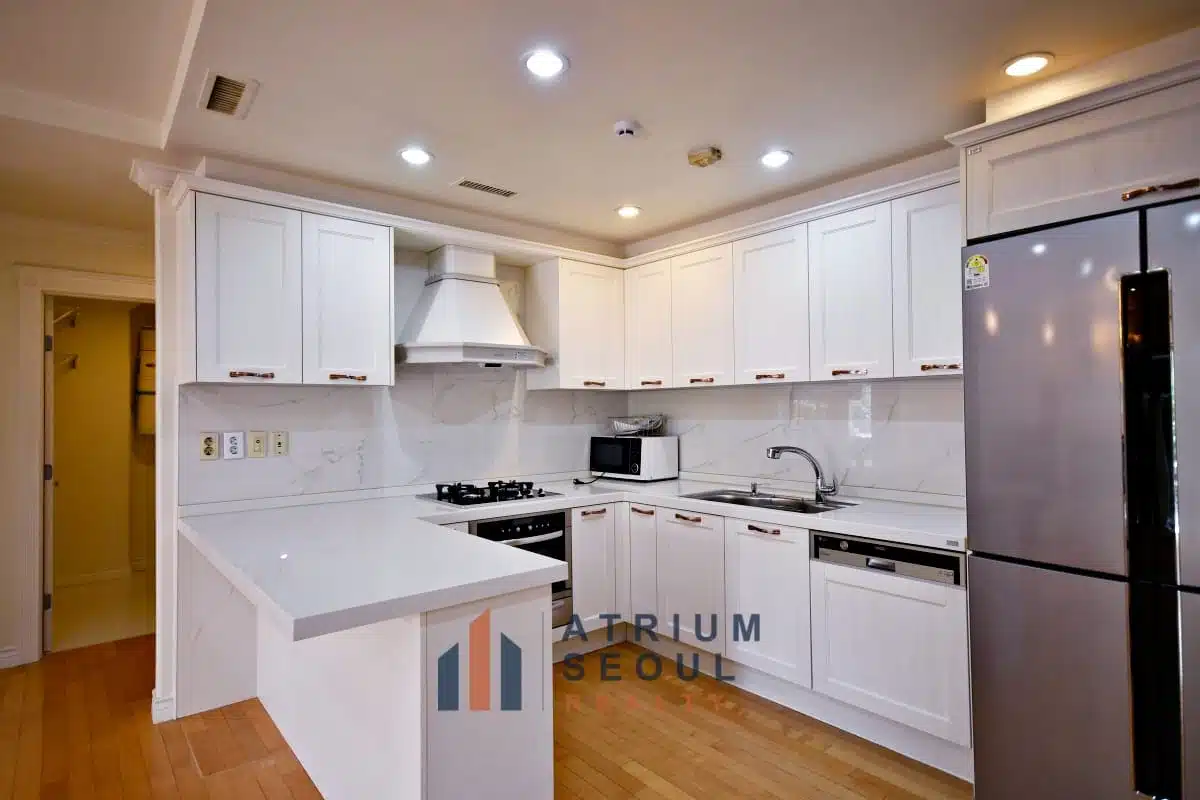 Modern Kitchen Spacious 3BR Villa for Rent in Hannam-dong Yongsan in Seoul with Private Terrace