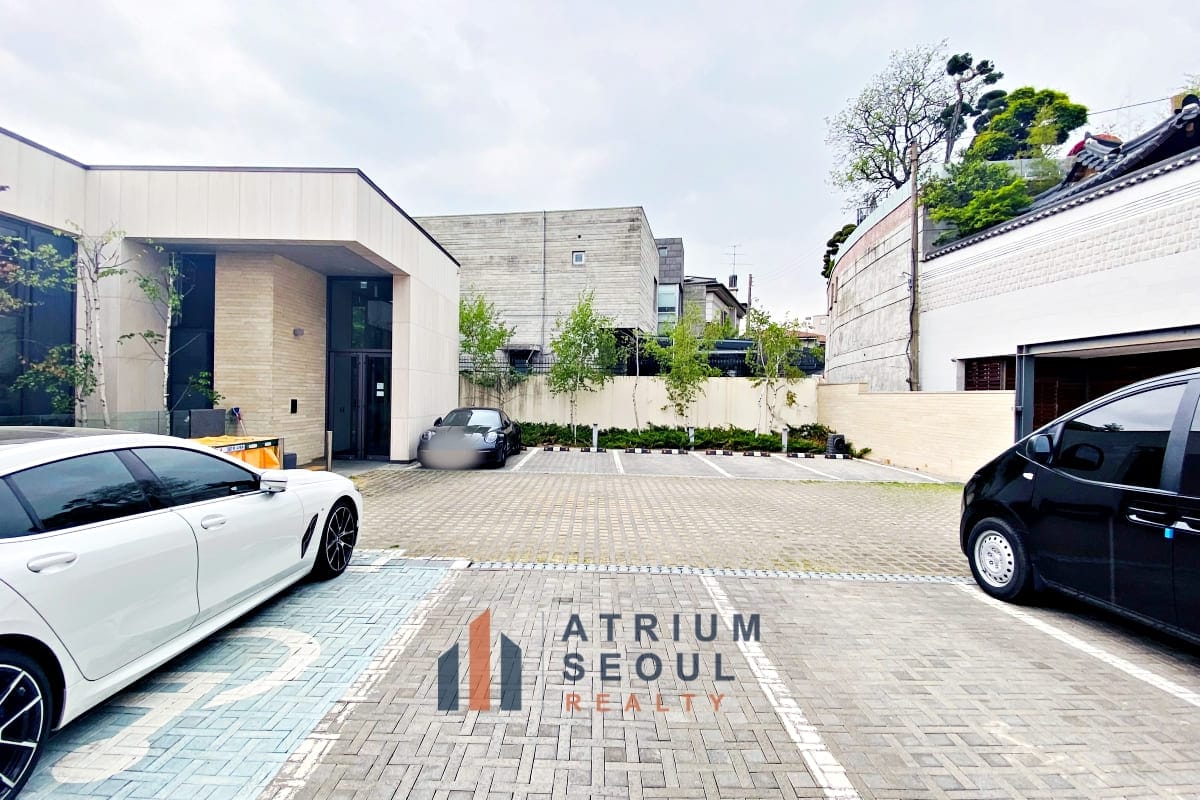 Parking lot in Itaewon Villa for Rent in Seoul - Atrium Seoul Realty