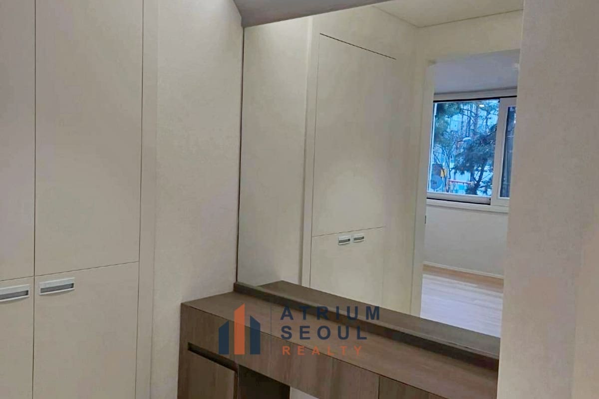 Powder room - Newly Renovated 4-Bedroom Home with Private Terrace For Rent in Banpo - Atrium Seoul Realty