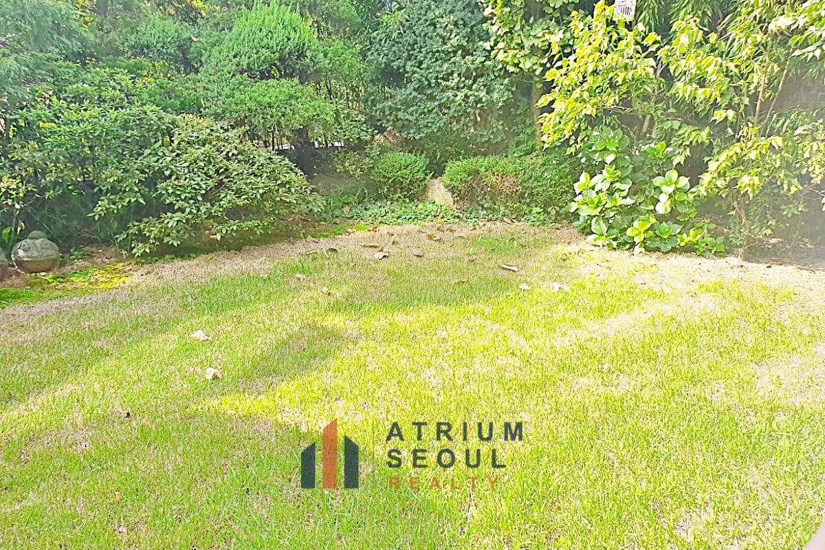 Private garden in Luxury 5-Bedroom House for Rent in French Village Seoul