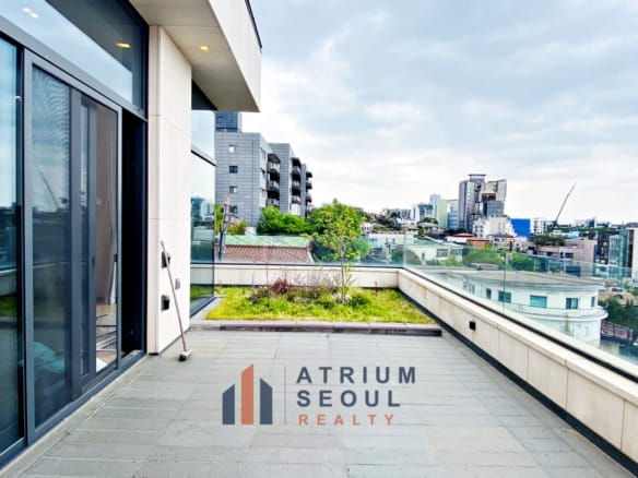 Private terrace in Itaewon Villa for Rent in Seoul - Atrium Seoul Realty