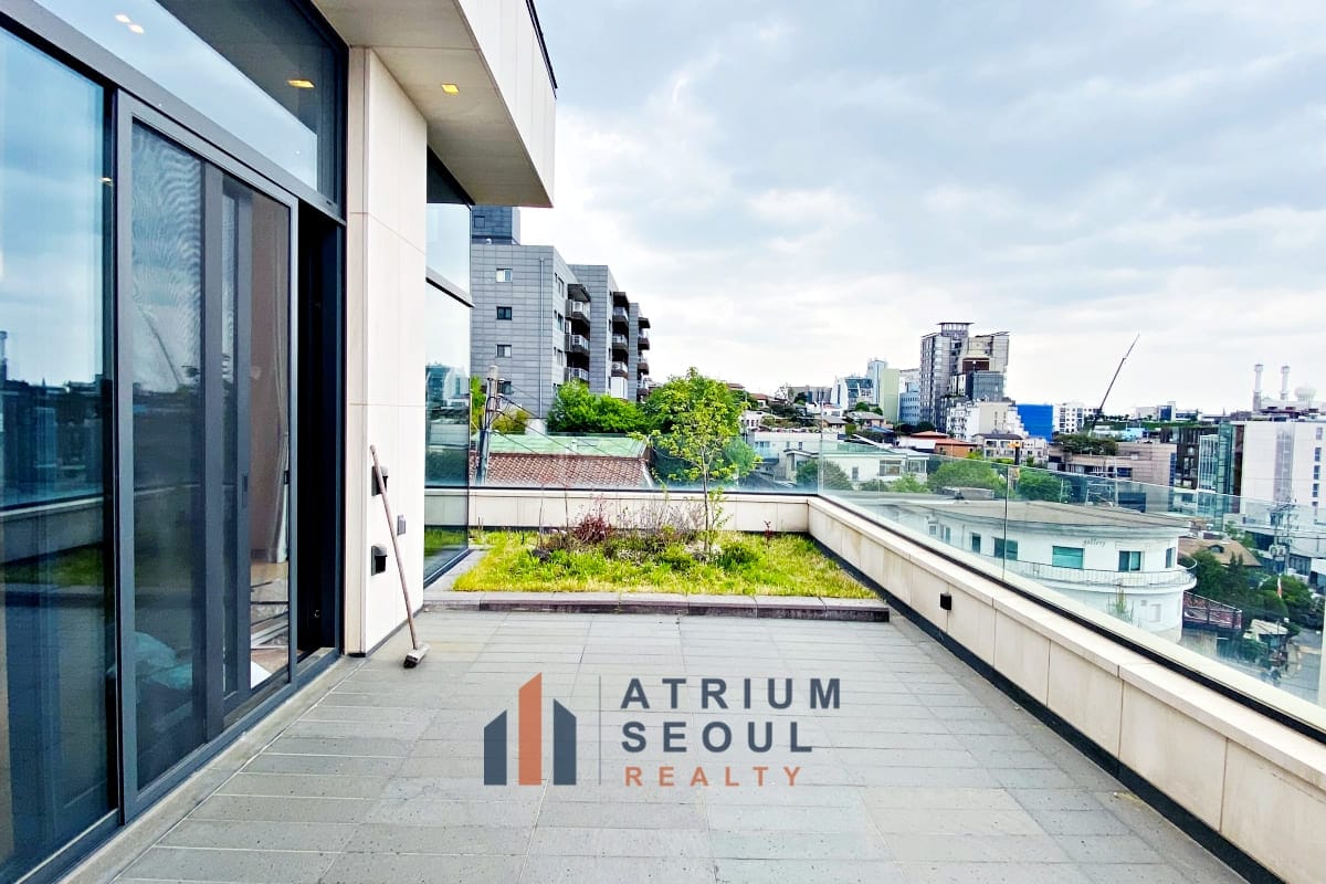 Private terrace in Itaewon Villa for Rent in Seoul - Atrium Seoul Realty