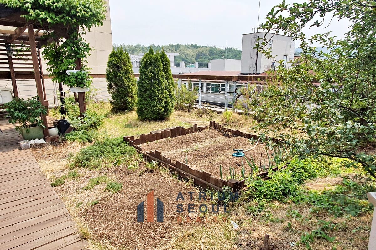 Rooftop Garden - Well-maintained 3BR villa for rent in Seorae Village, Banpo.