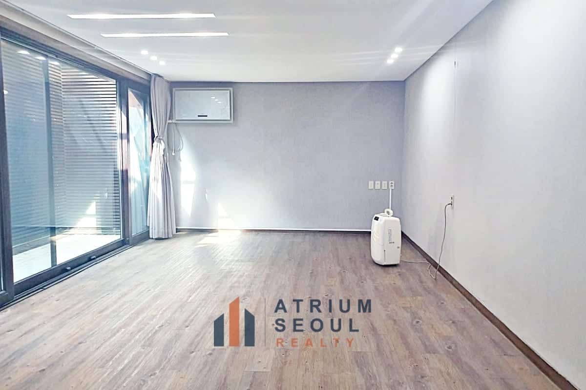 Room - Luxury 5-Bedroom House for Rent in French Village Seoul