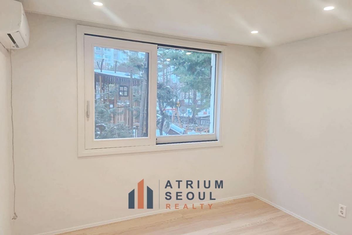 Room - Newly Renovated 4-Bedroom Home with Private Terrace For Rent in Banpo - Atrium Seoul Realty