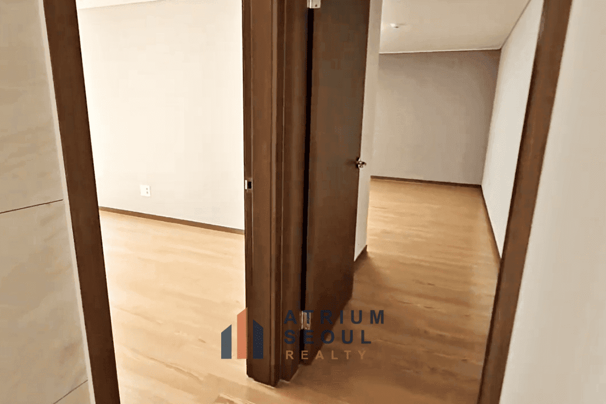 Room entrance - Spacious 4 Bedroom Apartment for Rent in Helio City - 42B Type, Jamsil, Songpa Seoul