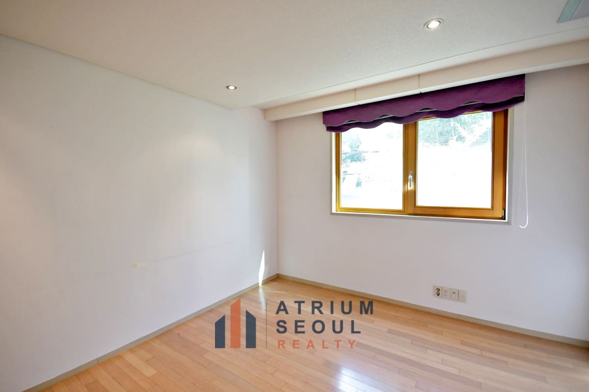 Room in Itaewon 3-Bedroom Residence For Rent - Apartment Rent in Seoul - Atrium Seoul Realty
