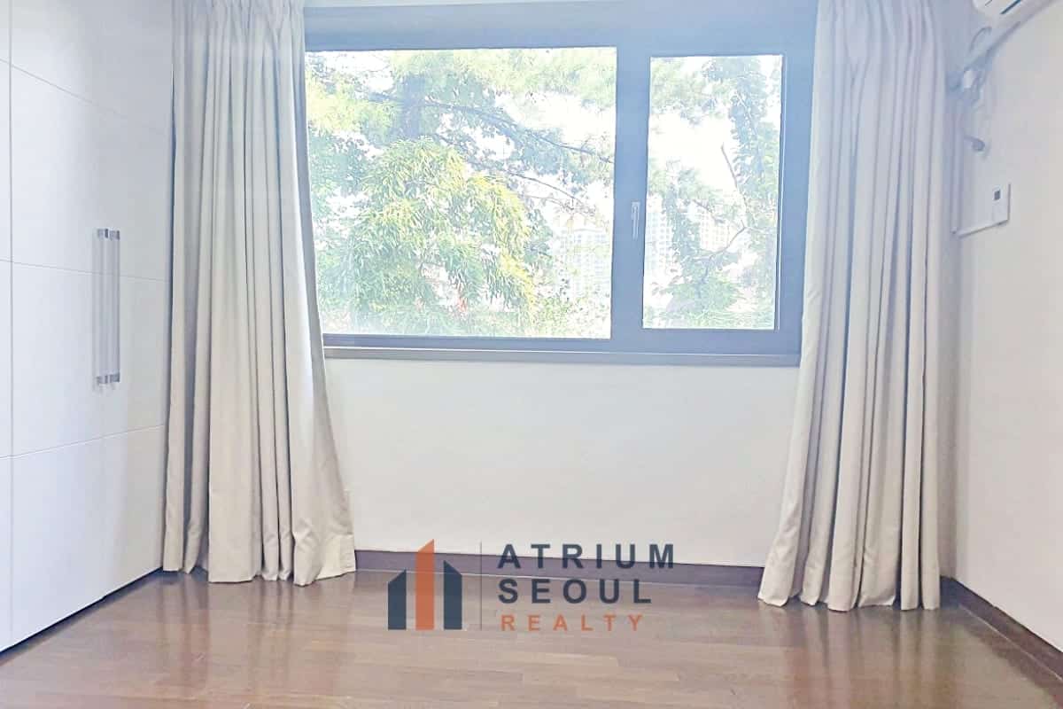 Room in Luxury 5-Bedroom House for Rent in French Village Seoul