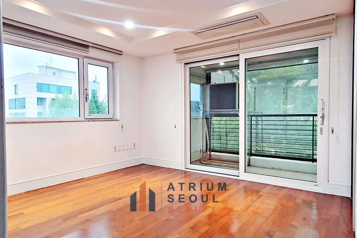 Room in Luxury apartment for rent in French village seoul