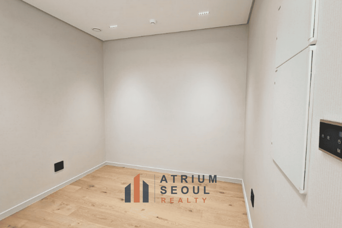 Room in Newly built 2BR apartment for rent in Gangnam