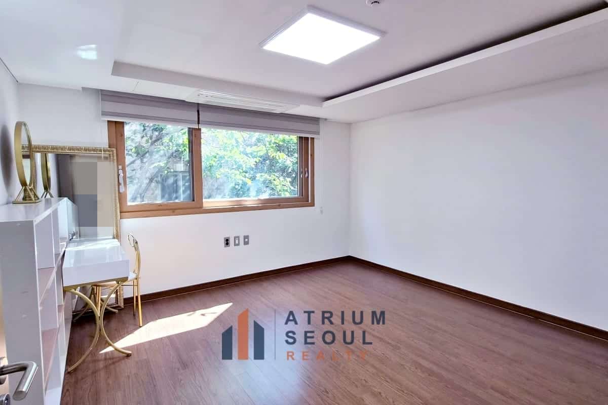 Room in Spacious 4BR Villa for Rent in Seorae Village - Atrium Seoul Realty