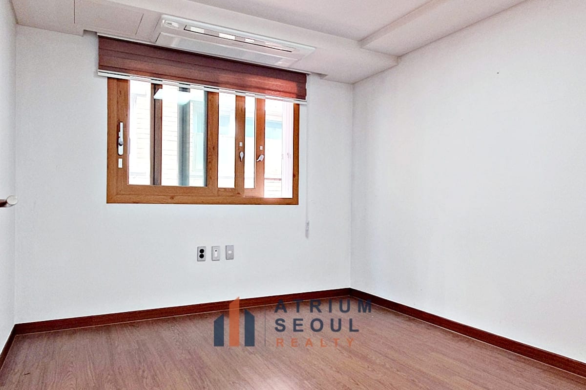 Room in Villa for Rent in Seorae Village