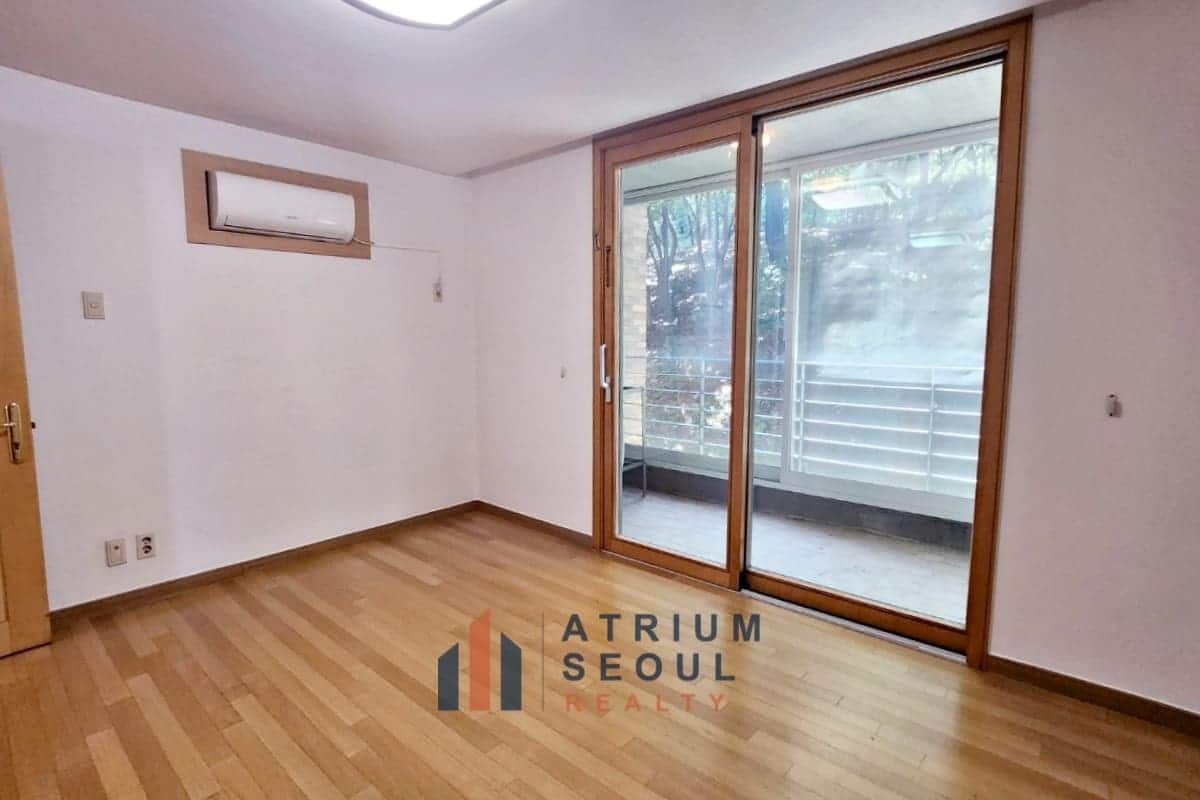 Room in the Luxury 4BR Villa For Rent near Hannam the hill in Seoul