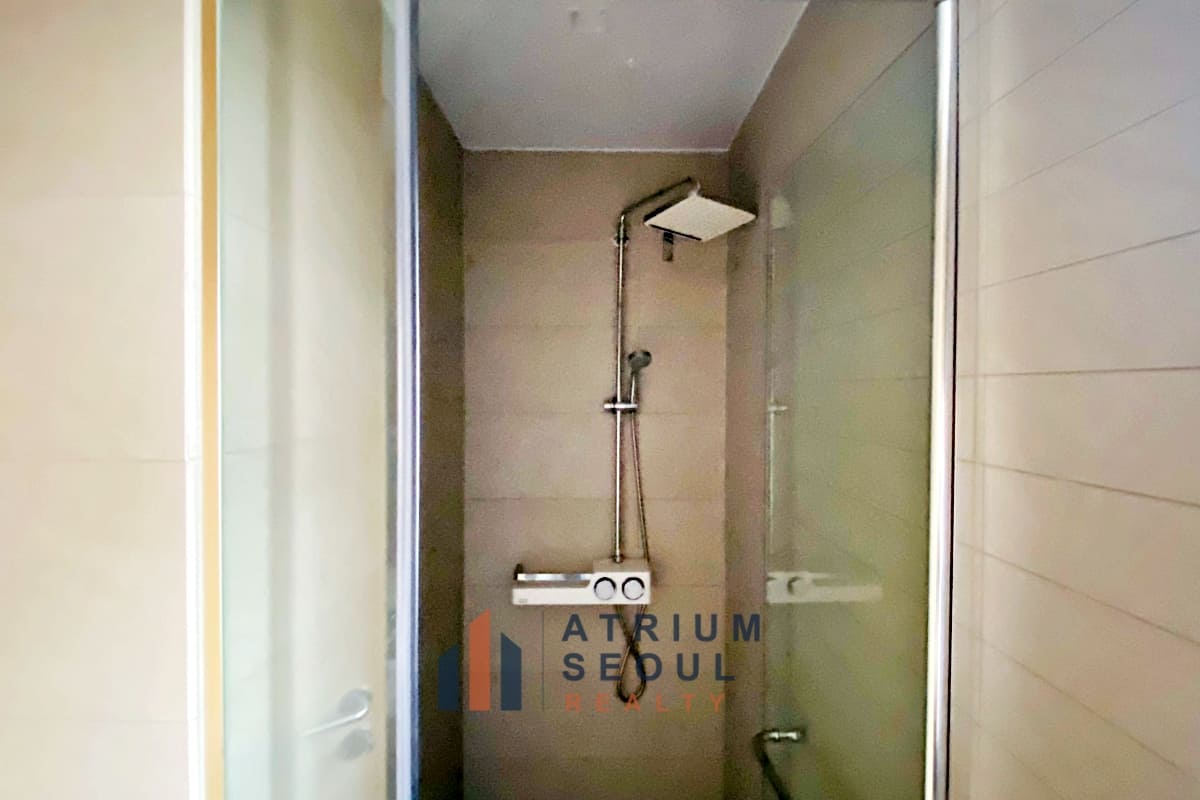 Shower booth Itaewon Villa for Rent in Seoul - Atrium Seoul Realty