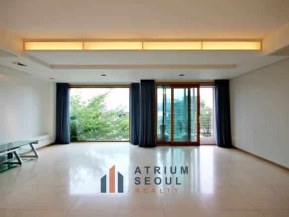 Spacious Living Room Premium 3BR Apartment for Rent in Hannam-dong UN Village - Atrium Seoul Realty