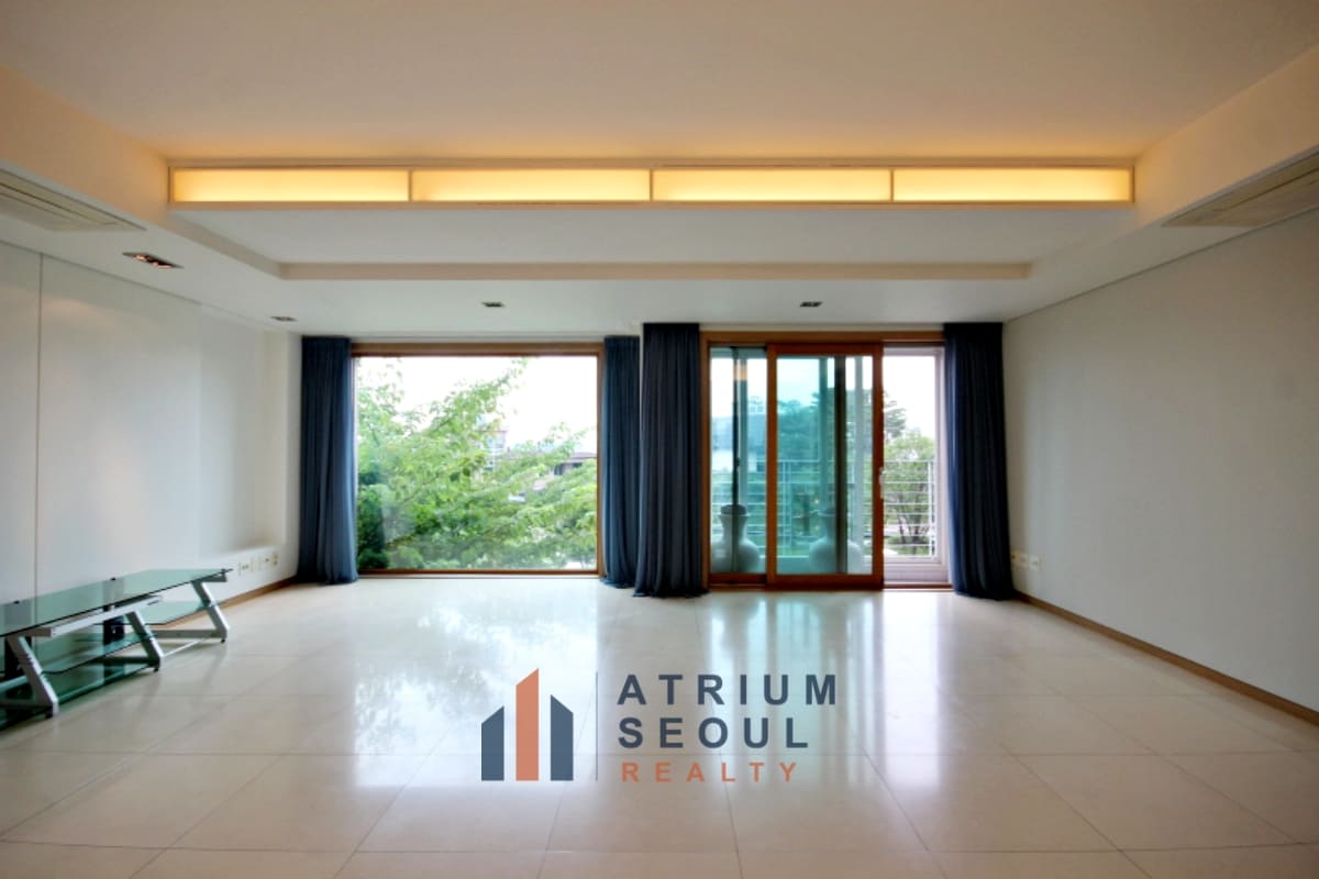 Spacious Living Room Premium 3BR Apartment for Rent in Hannam-dong UN Village - Atrium Seoul Realty