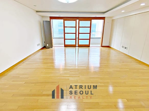 Spacious Living room, 4-Bedroom Home for Monthly Rent in Seoul