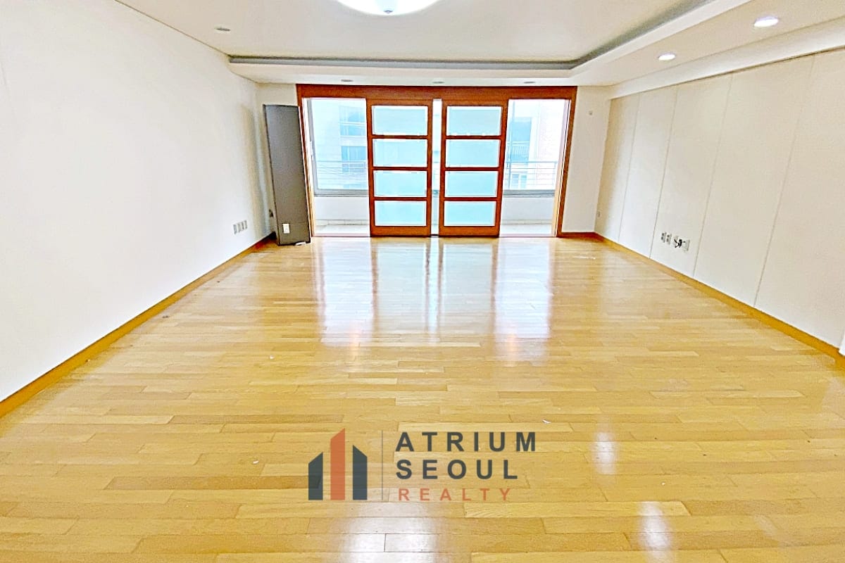 Spacious Living room, 4-Bedroom Home for Monthly Rent in Seoul