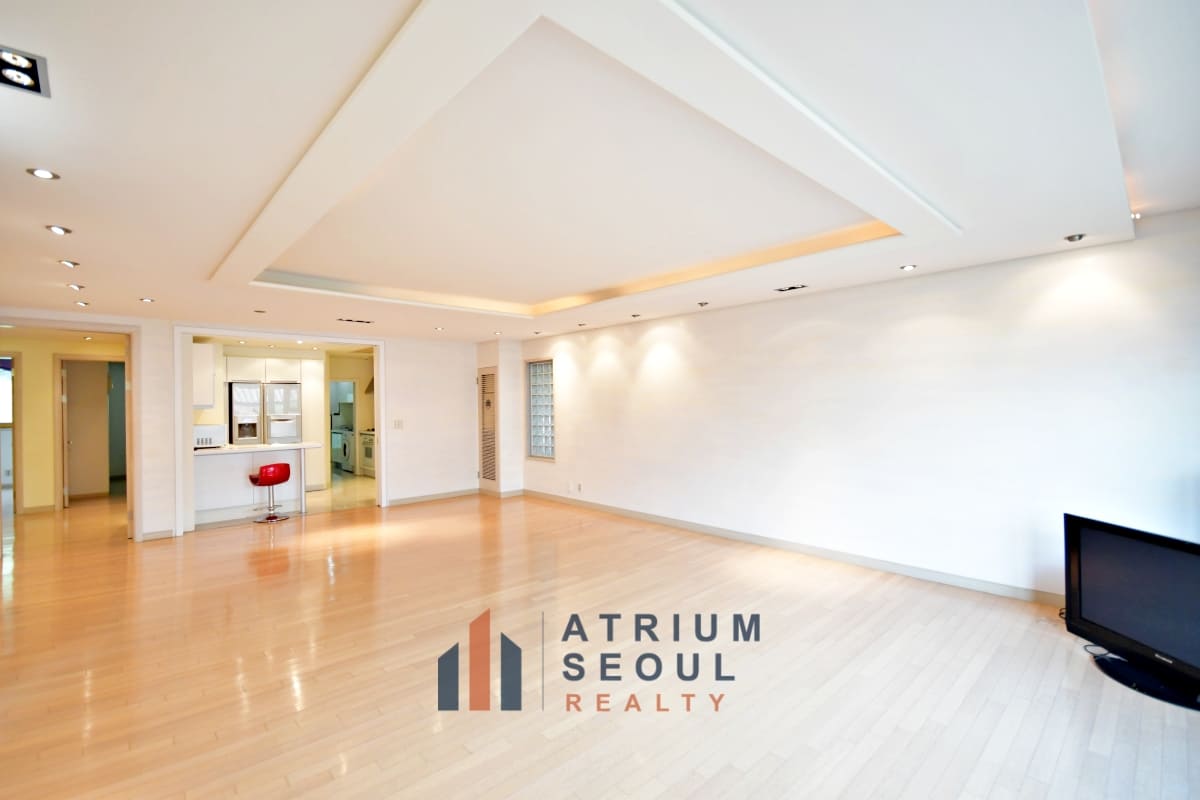 Spacious Living room Itaewon 3-Bedroom Residence For Rent - Apartment Rent in Seoul - Atrium Seoul Realty
