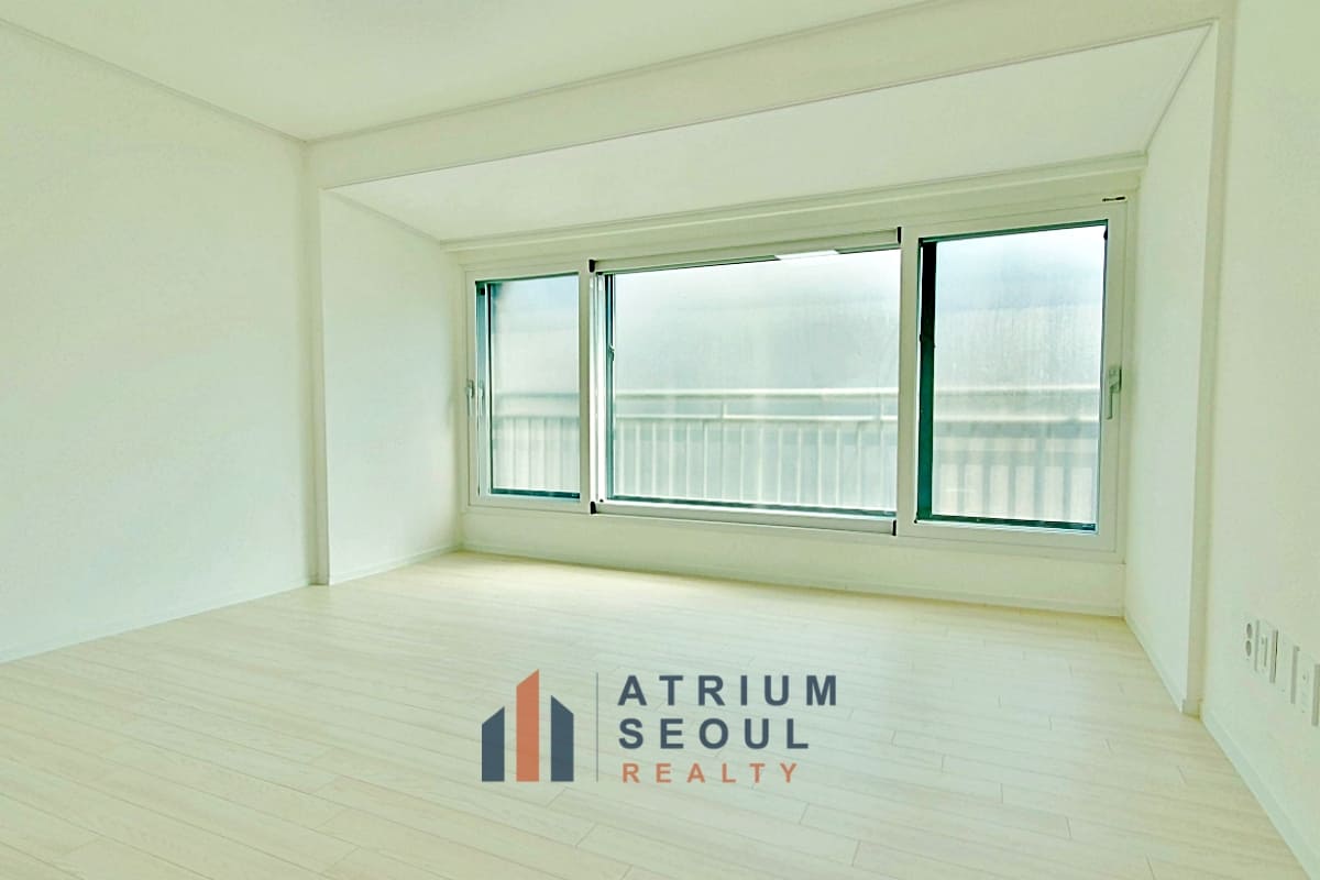Spacious Living room at French Village Apartment Monthly Rent Seoul