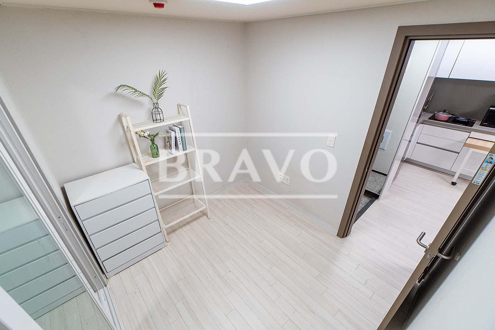 Sub Bed room in Short-Term Rent - Fully Furnished 2BR Apartment in Gangnam
