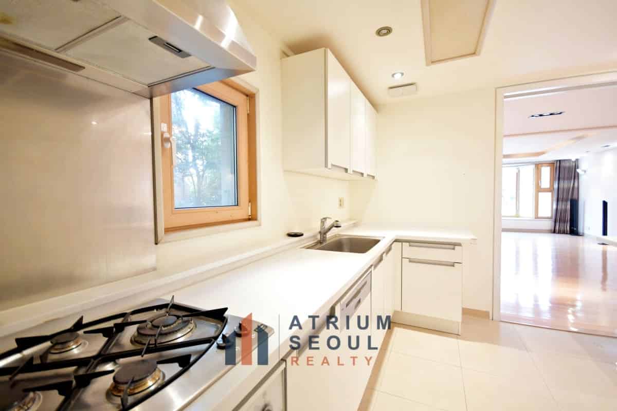 Sub Kitchen in Itaewon 3-Bedroom Residence For Rent - Apartment Rent in Seoul - Atrium Seoul Realty