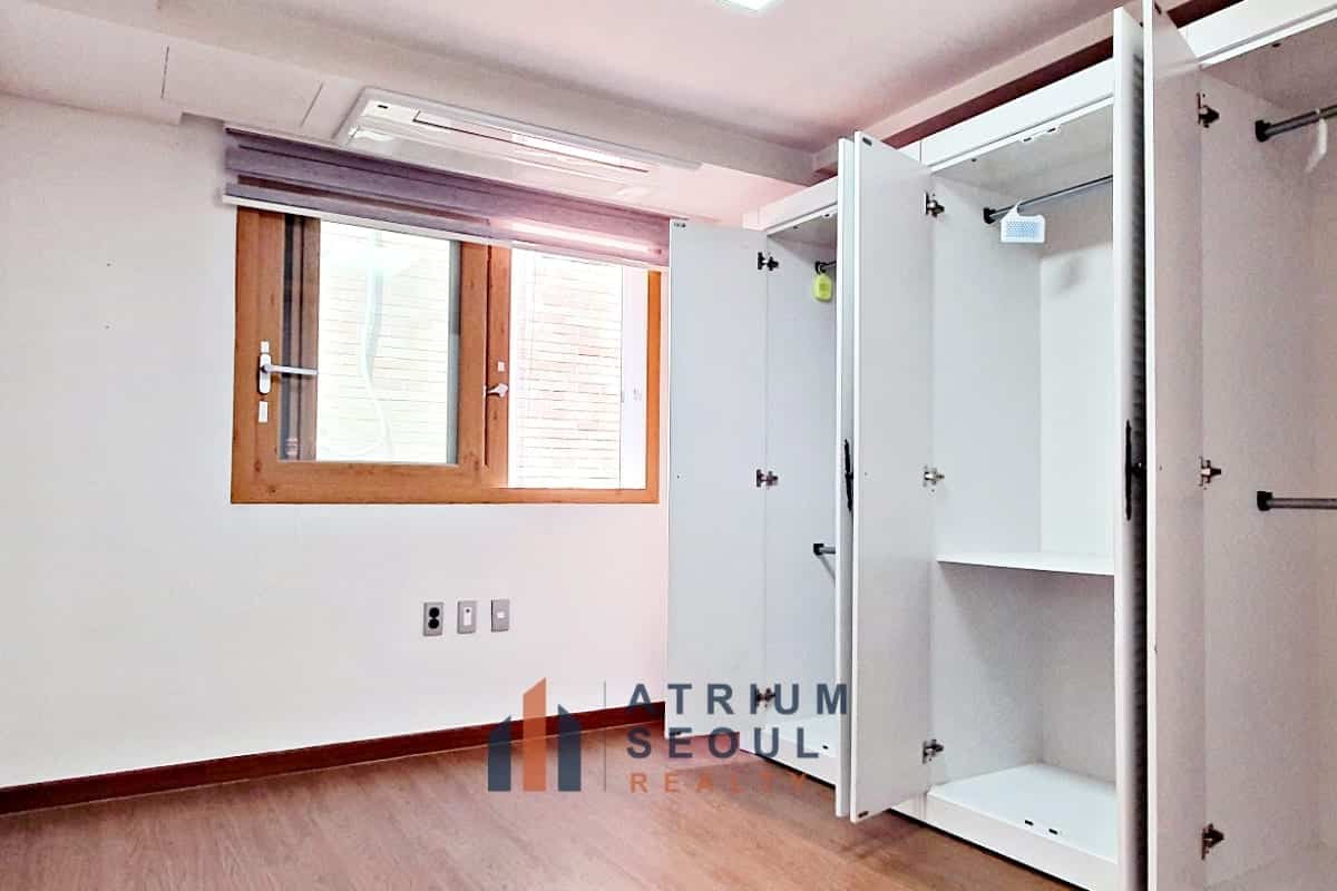 Sub room in Villa for Rent in Seorae Village