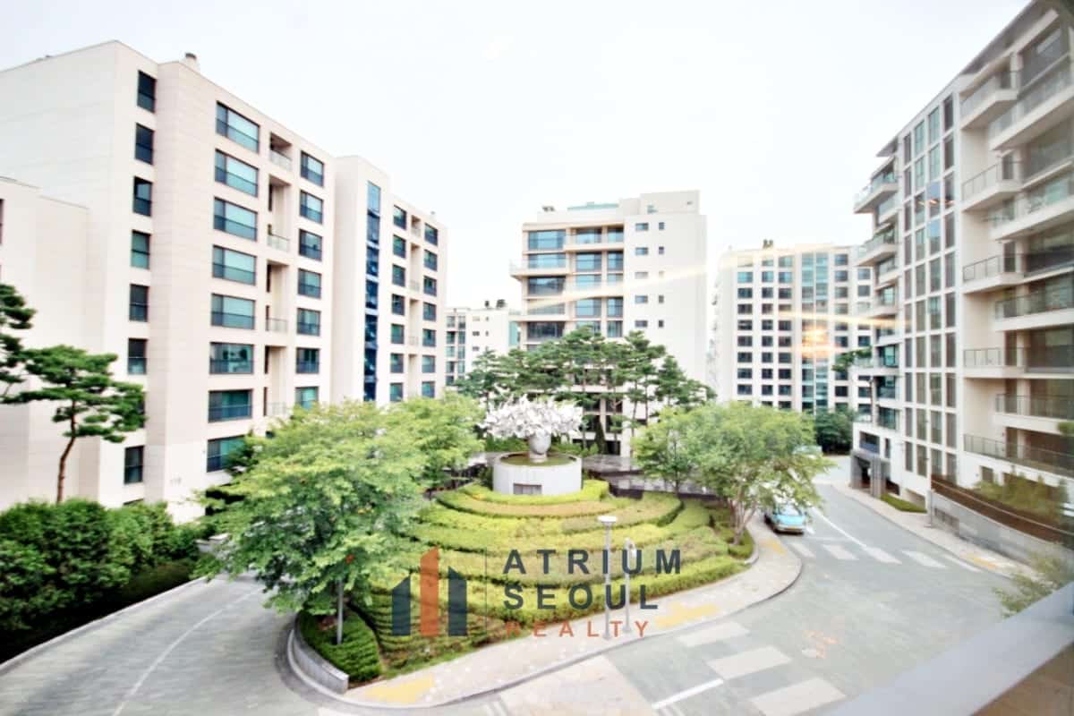Ultra-Luxury Residence in Hannam The Hill, Seoul