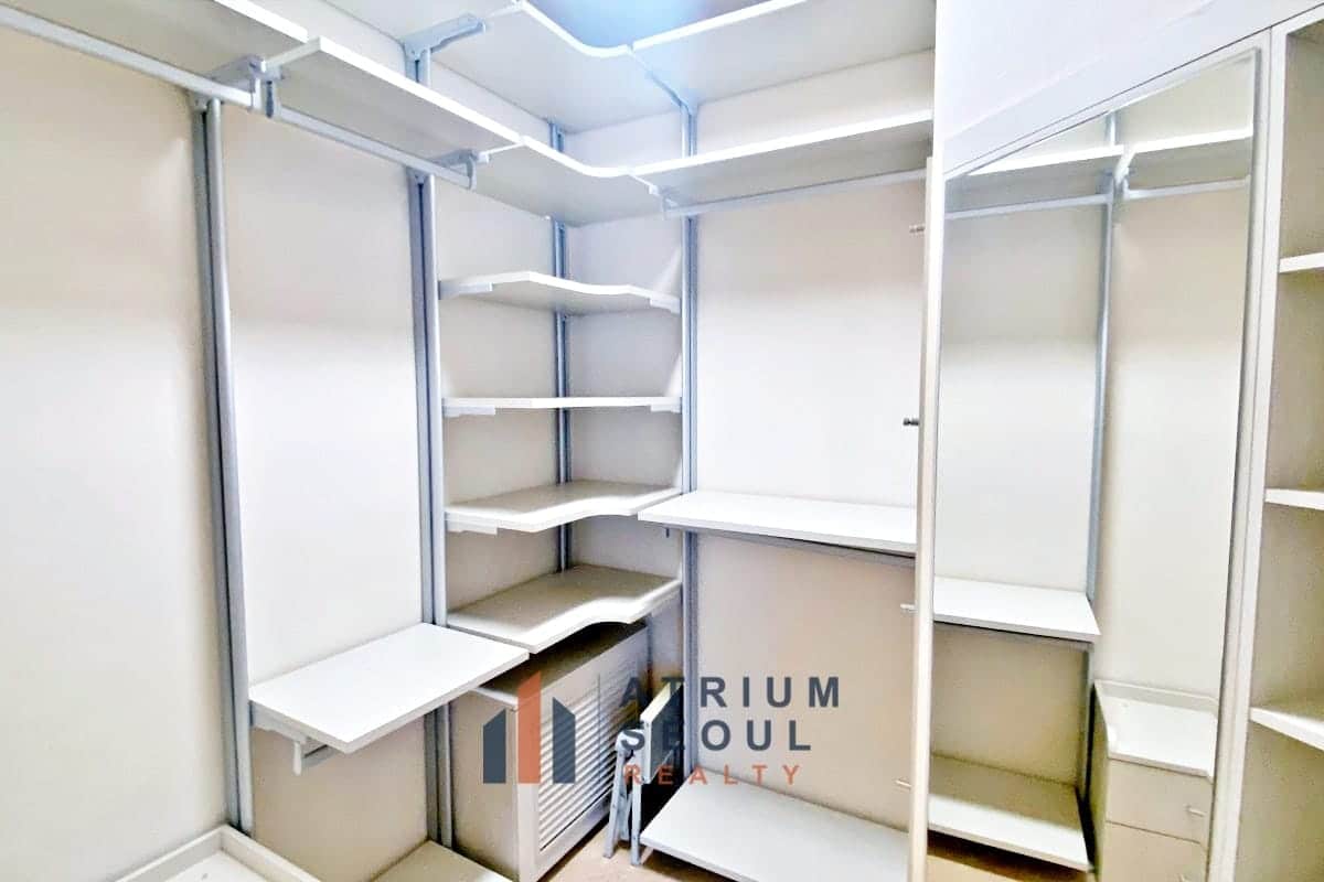 Walk in closet- Asterium Yongsan Apartment For Rent