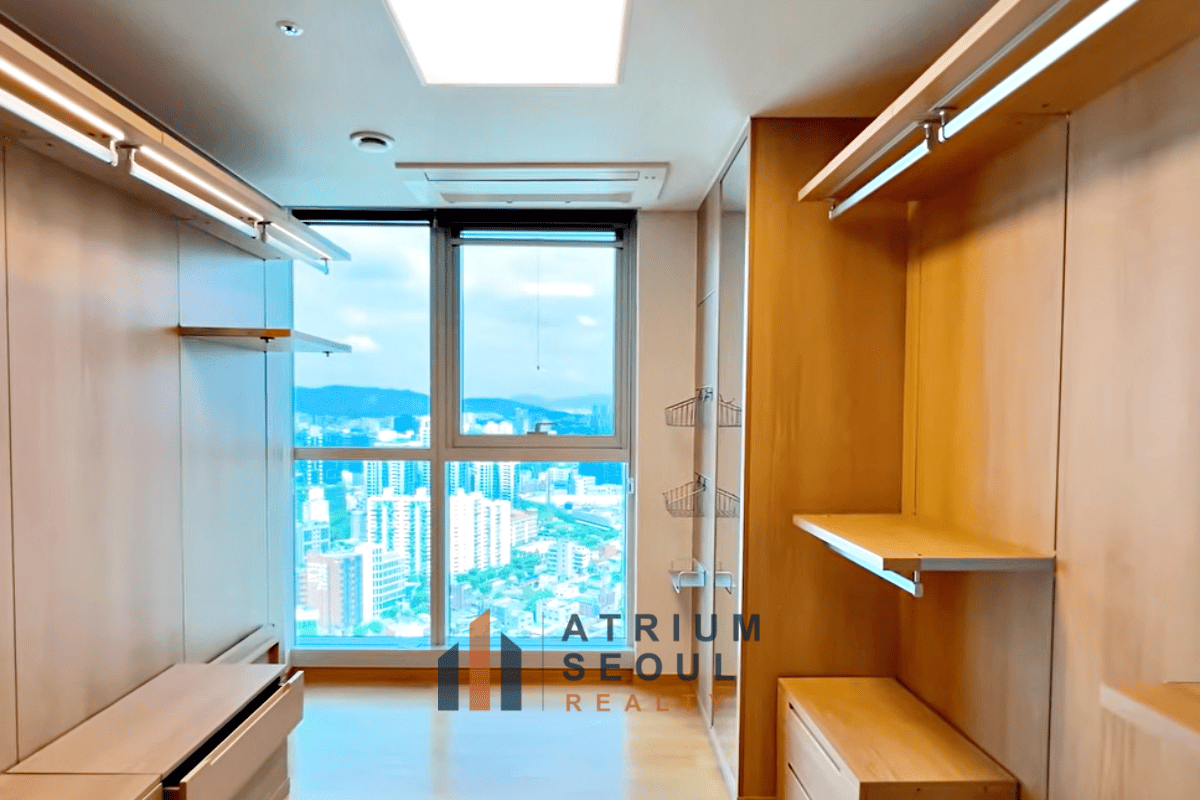 Walk in closet in TRIMAGE 3BR Apartment for Rent in Seongsu Seoul - Atrium Seoul Realty (2)