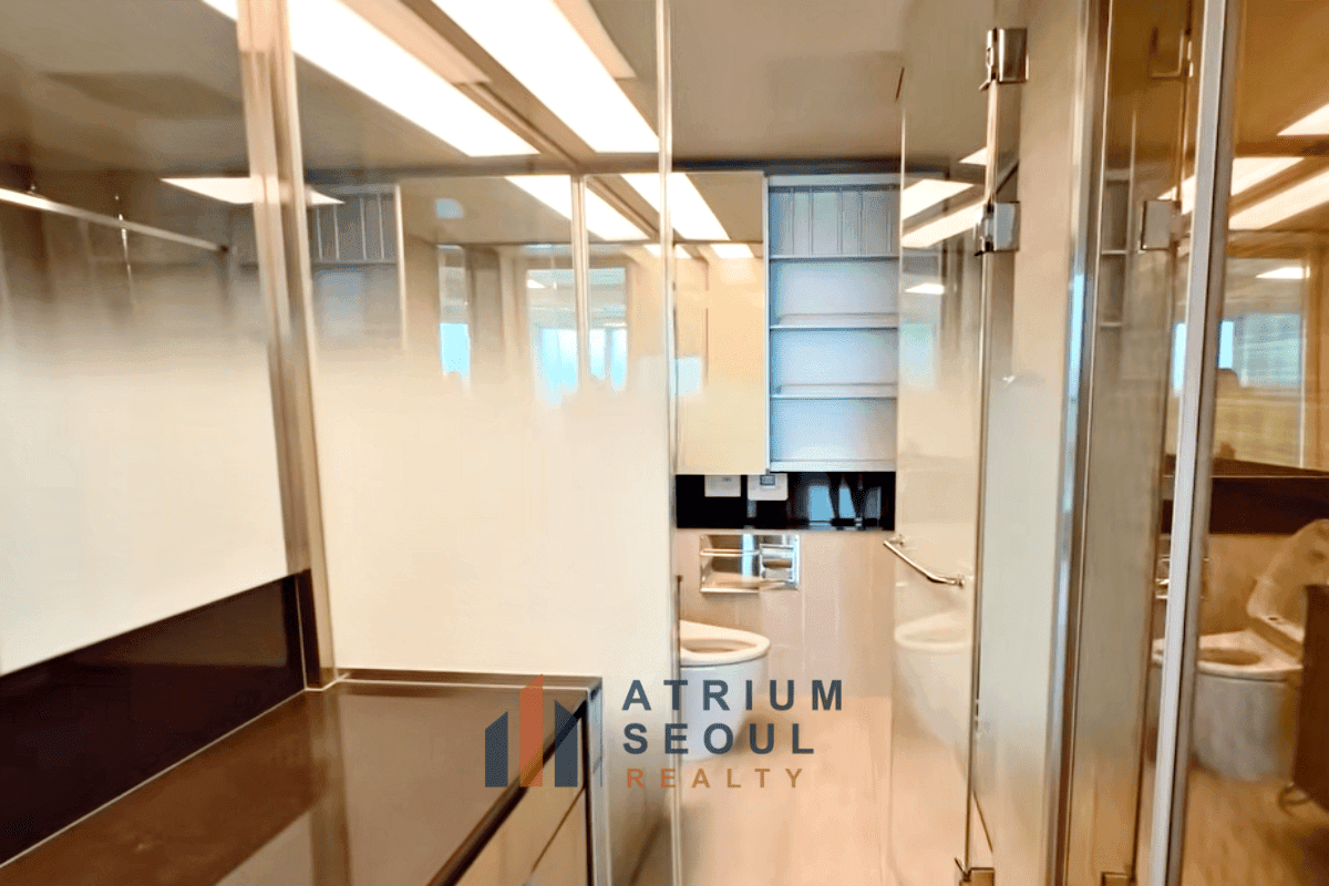 Walk in closet in TRIMAGE 3BR Apartment for Rent in Seongsu Seoul - Atrium Seoul Realty