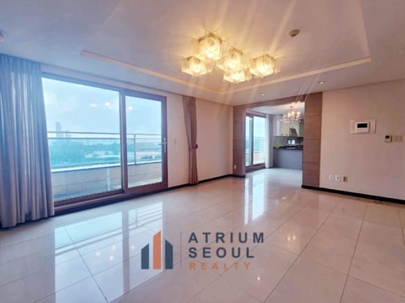 Wide Living Room Bright Apartment with Private Terrace for Rent in Dongbinggo-dong, Yongsan, Seoul - Atrium Seoul Realty
