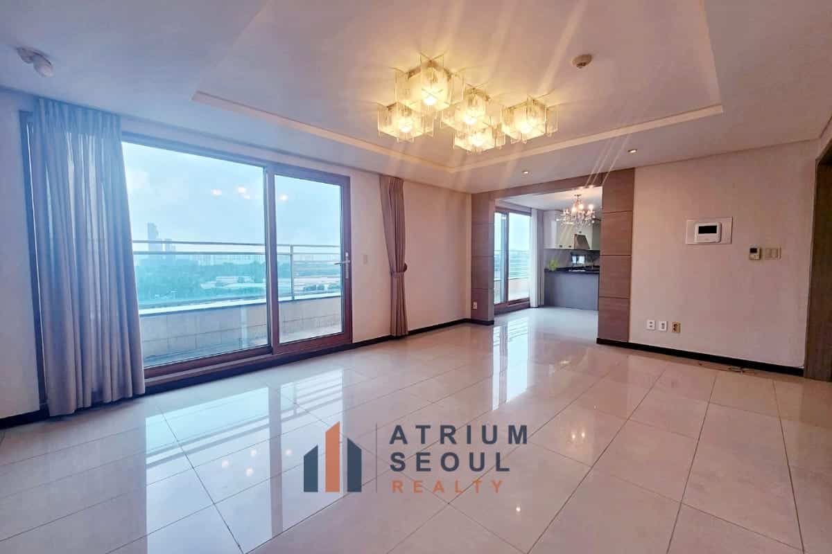 Wide Living Room Bright Apartment with Private Terrace for Rent in Dongbinggo-dong, Yongsan, Seoul - Atrium Seoul Realty