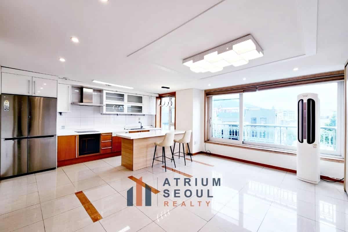 Wide Living room 2BR Luxury Villa for Rent in Hannam-dong Yongsan Seoul