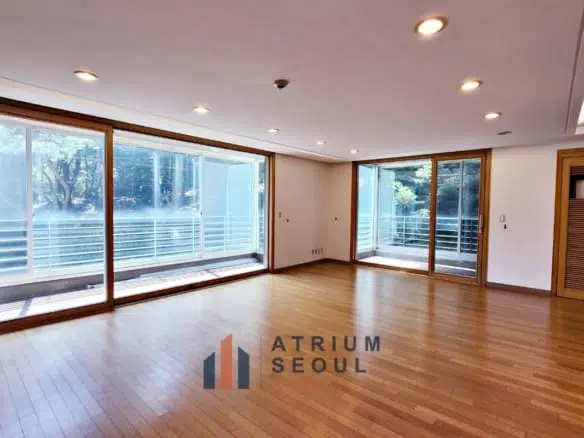 Wide Living room Luxury 4BR Villa For Rent near Hannam the hill in Seoul