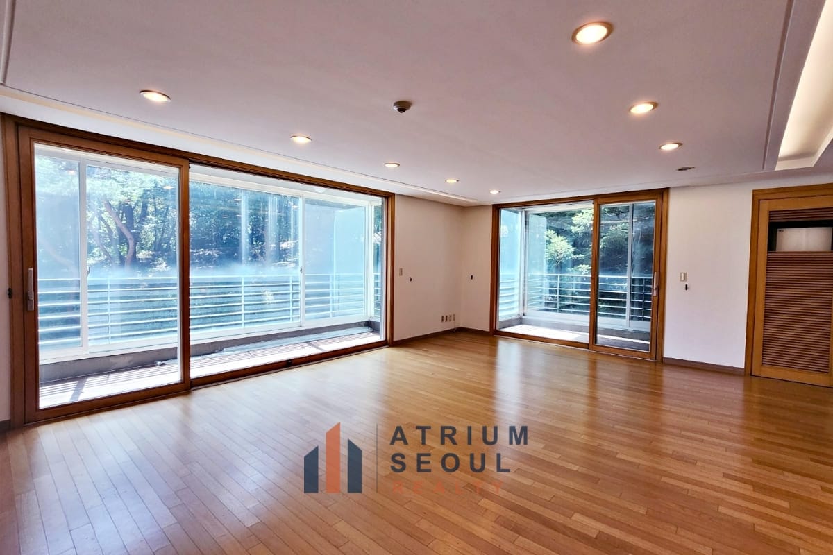 Wide Living room Luxury 4BR Villa For Rent near Hannam the hill in Seoul