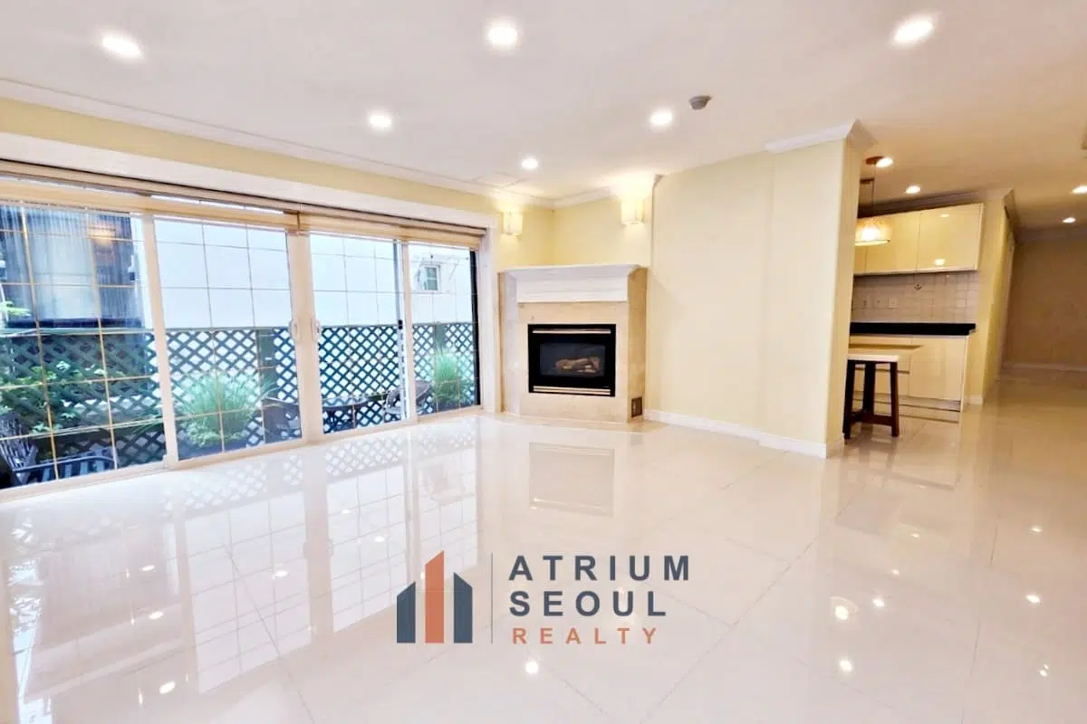 Wide Living room in Luxury 3BR Villa for Rent in Hannam-dong with Private Terrace – Yongsan, Seoul Apartment for Rent