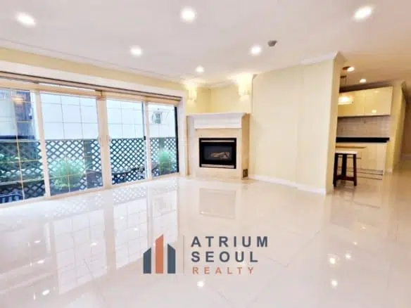 Wide Living room in Luxury 3BR Villa for Rent in Hannam-dong with Private Terrace – Yongsan, Seoul Apartment for Rent
