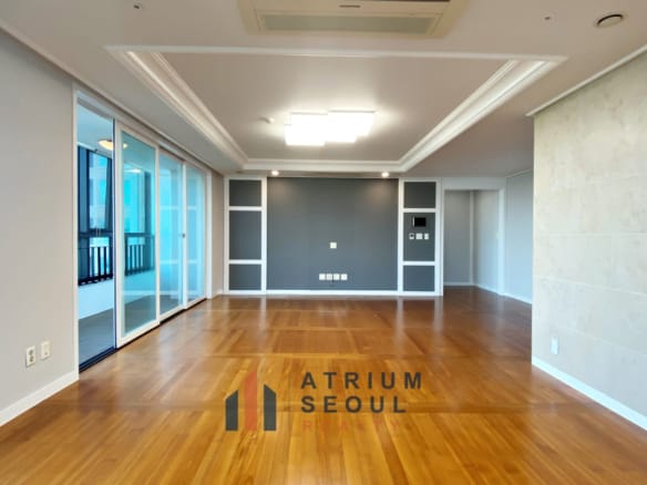 Wide living Room- Monthly Rent Yongsan City Park Apartment