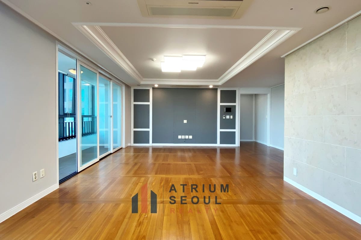 Wide living Room- Monthly Rent Yongsan City Park Apartment