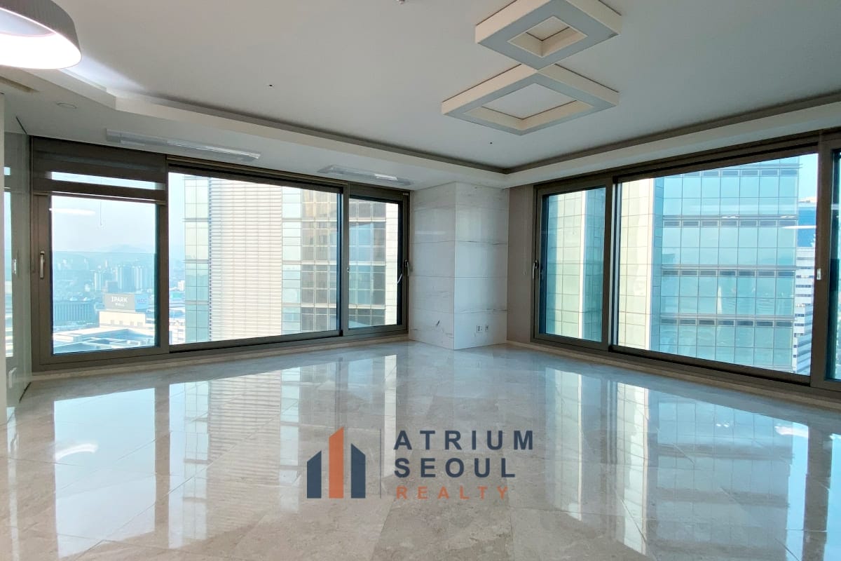 Wide living area - Modern Apartment in Yongsan Prugio Summit For Rent