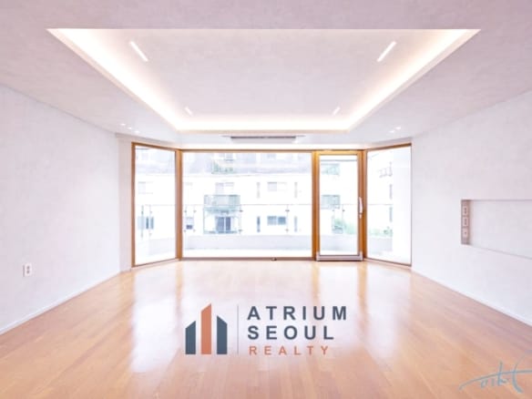 Wide living room with big window Modern 3-Bedroom Villa - Monthyl Rent Apartment in Seoul - Atrium Seoul Realty