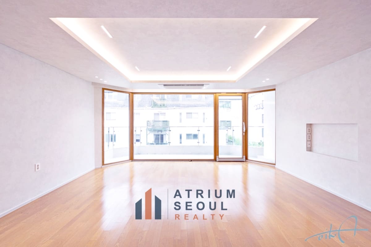 Wide living room with big window Modern 3-Bedroom Villa - Monthyl Rent Apartment in Seoul - Atrium Seoul Realty