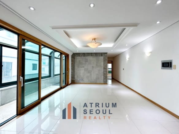 Wide vivew in livingroom in Apartment For Rent in Dongbinggo-dong, Yongsan, Seoul