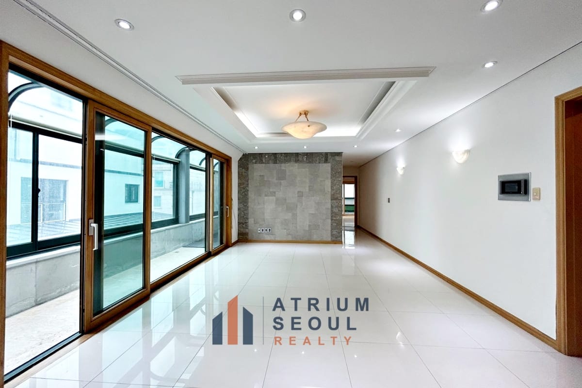 Wide vivew in livingroom in Apartment For Rent in Dongbinggo-dong, Yongsan, Seoul