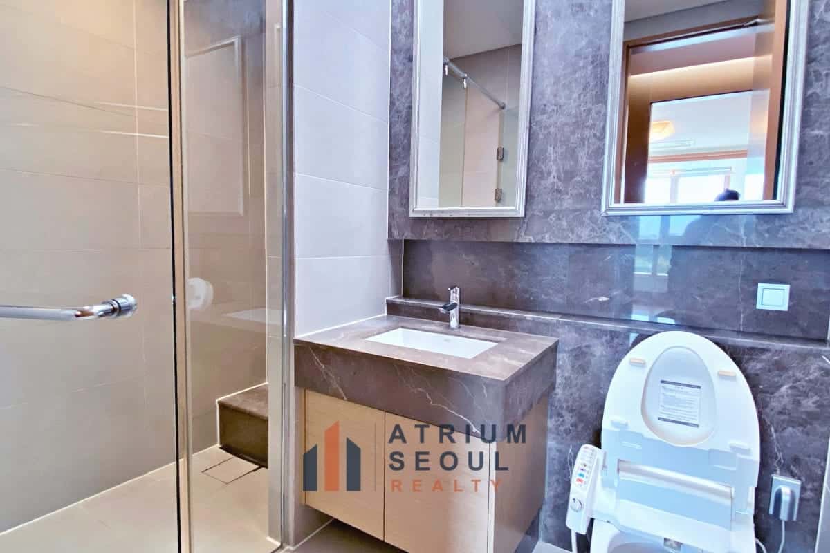 bathroom_SK Leaders View Namsan Apartment For Rent- Myeongdong