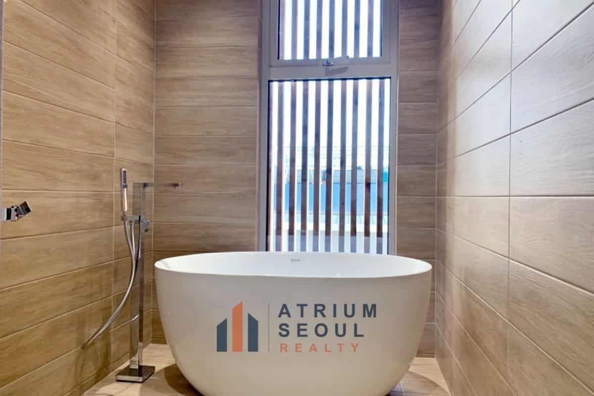 bathtub - Apartment For Rent in Itaewon Yongsan Seoul (14)